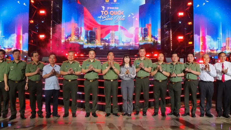 Các đồng chí lãnh đạo chụp ảnh lưu niệm tại chương trình. 