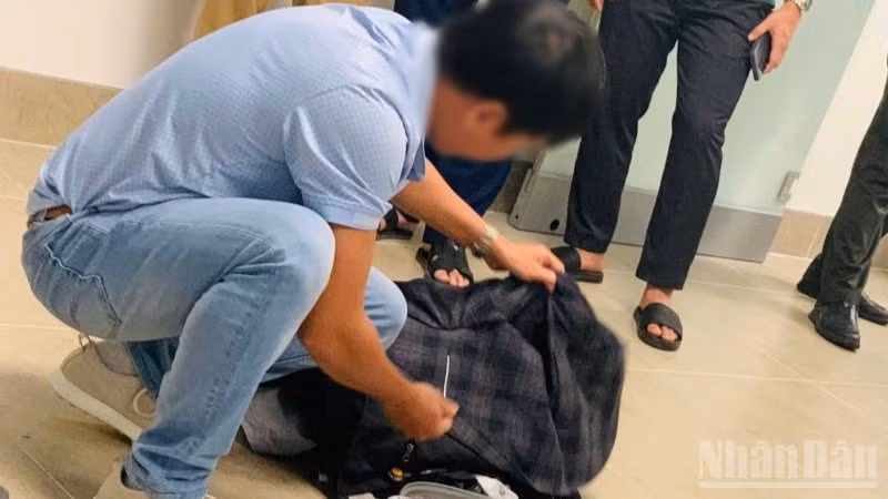 Kiểm tra trực quan hành lý của hành khách N.C.H.