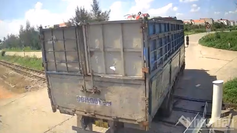 Xe ô-tô tải biển kiểm soát 99H-001.99 cố tình không tuân thủ tín hiệu và biển cảnh báo, đâm va làm gãy cần chắn, sau đó bỏ đi. (Ảnh cắt từ clip)