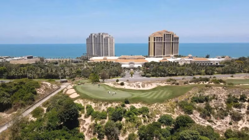 Một góc của khu du lịch Hồ Tràm. (Ảnh: PHÚ MỸ)