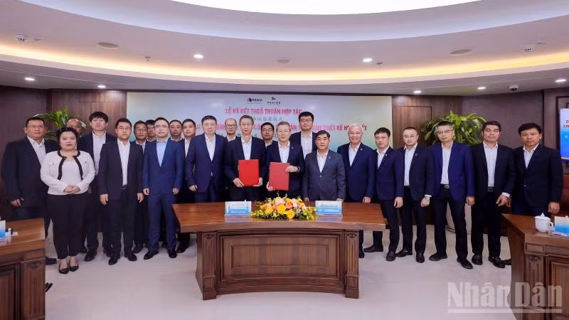 Tập đoàn Đèo Cả và Tập đoàn Thiết kế Hoa Thiết (Trung Quốc) làm việc, trao đổi và ký thoả thuận thiết lập quan hệ hợp tác chiến lược giữa hai bên.