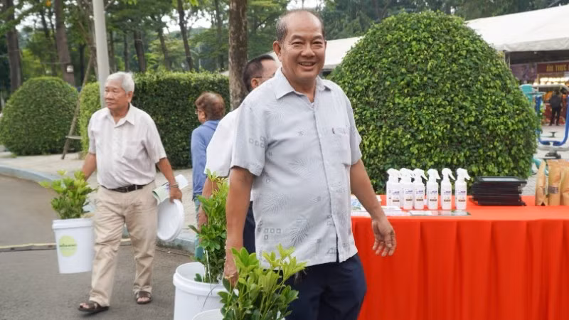 Người dân được tặng cây xanh khi tham gia ngày hội.
