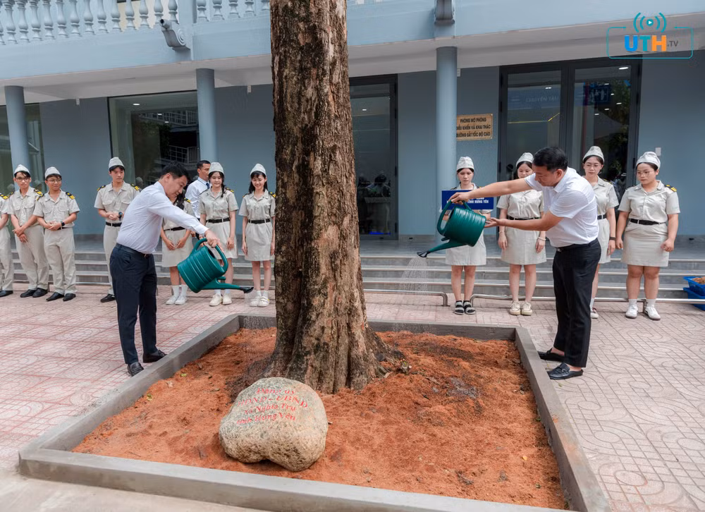 dai-dien-lanh-dao-xa-nghia-tru-va-cac-dai-bieu-trong-cay-nhan-long-trong-khuon-vien-truong-dai-hoc-giao-thong-van-tai-thanh-pho-ho-chi-minh.jpg