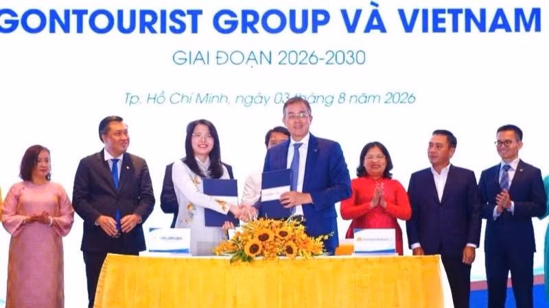 anh-2-chu-tich-hoi-dong-quan-tri-vietnam-airlines-dang-ngoc-hoa-va-chu-tich-hoi-dong-thanh-vien-saigontourist-group-nguyen-thi-anh-hoa-trao-bien-ban-ky-ket-hop-tac-5452.jpg