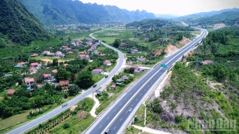 Nhu cầu đầu tư hạ tầng của Việt Nam hiện nay rất lớn, trong khi nguồn lực ngân sách nhà nước có hạn, đòi hỏi cần huy động mạnh mẽ hơn các nguồn lực xã hội để đáp ứng yêu cầu tăng trưởng trung và dài hạn.