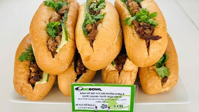 Chiếc bánh mì kẹp thịt heo xá xíu của cửa hàng Bigbowl bán tại sân bay Nội Bài có giá 7,8 USD, tương đương 208.000 đồng.