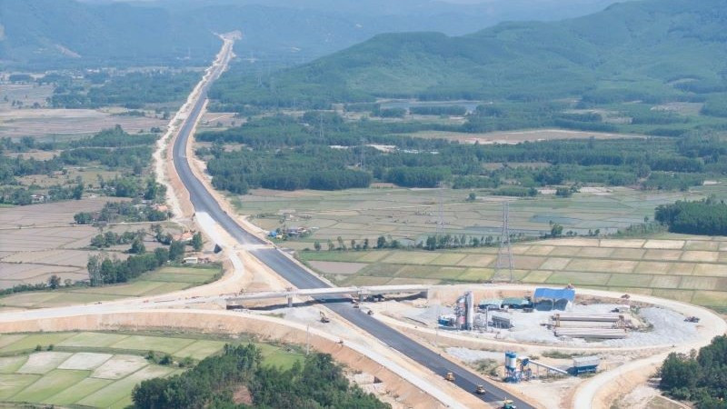 Hiện tại, nhà thầu thi công dự án đường cao tốc Quảng Ngãi-Hoài Nhơn đã thi công cấp phối đá dăm đạt khoảng 92% và đang tiến hành công đoạn thảm nhựa được khoảng 60km. gen-h-cp4-3096.jpg