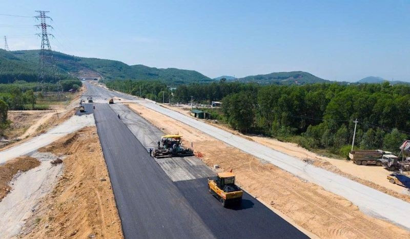 Trên công trường dự án, các nhà thầu đang dồn lực cao độ thi công, không khí diễn ra hết sức khẩn trương cả ngày lẫn đêm. gen-h-cp3.jpg