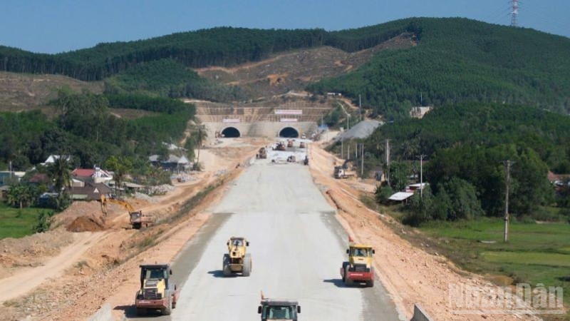 Trên công trường các dự án, nhà thầu thi công "3 ca, 4 kíp" bảo đảm tiến độ hoàn thành dự án cuối năm nay.