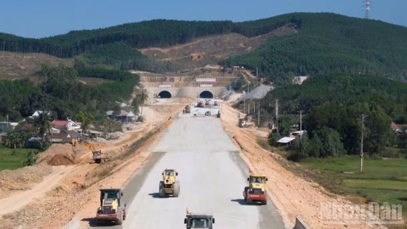 Trên công trường các dự án, nhà thầu thi công "3 ca, 4 kíp" bảo đảm tiến độ hoàn thành dự án cuối năm nay.