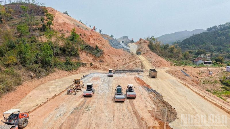 Các nhà thầu huy động gần 2.650 nhân sự, hơn 1.200 thiết bị và triển khai 141 mũi thi công trên 4 gói thầu. 