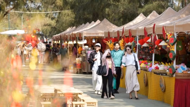 Người dân đến tham quan, chụp ảnh lưu niệm tại lễ hội Xuân Cần Giờ.