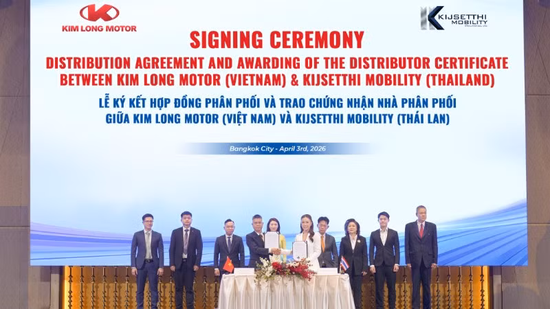 Đại diện Kim Long Motor và Kijsetthi Mobility tại lễ ký kết. 