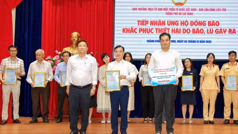 Đồng chí Trần Vũ Quang (đứng giữa), Ủy viên Ban Thường vụ, Chủ nhiệm Ủy ban Kiểm tra Đảng ủy EVNHCMC thay mặt tập thể cán bộ, công nhân viên Tổng công ty trao số tiền 300 triệu đồng đến Ủy ban Mặt trận Tổ quốc Việt Nam Thành phố Hồ Chí Minh.