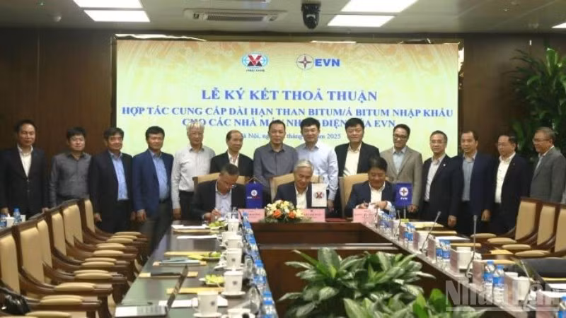 Đại diện lãnh đạo TKV và EVN, EVNGENCO1 ký thỏa thuận cung cấp than nhập khẩu dài hạn.