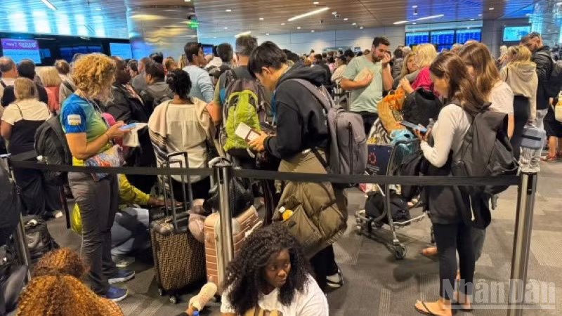 Hàng nghìn hành khách mắc kẹt tại sân bay do nhiều chuyến bay bị hủy.