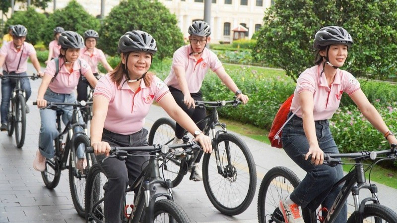 Những người tham gia chương trình cùng đạp xe diễu hành tuyên truyền về nghĩa cử hiến máu nhân đạo. z6822615276647-ec7eb7cad4e9fa216edea33e5f0740e3-7853.jpg