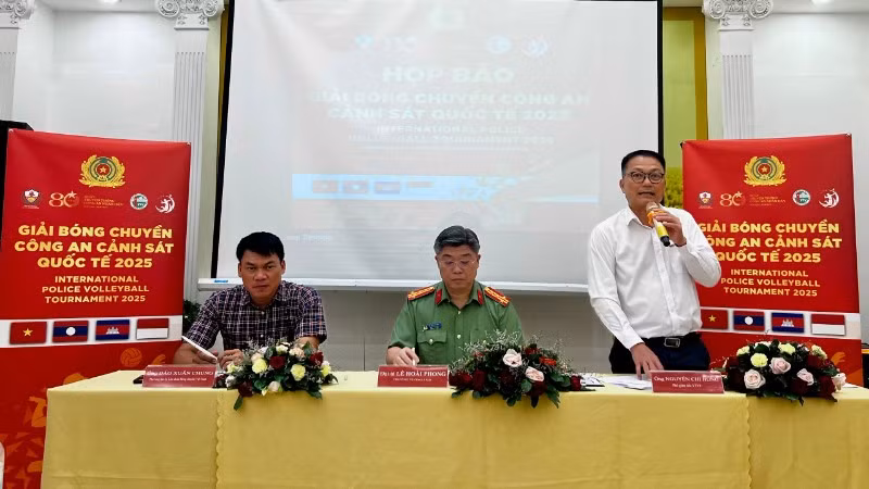 Đại diện Ban tổ chức thông tin về giải đấu tại buổi họp báo. 