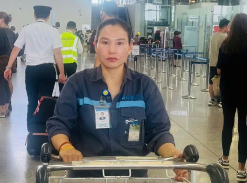 Chị Nguyễn Thị Tâm, nhân viên Đội xe đẩy thuộc Cảng Hàng không quốc tế Nội Bài.