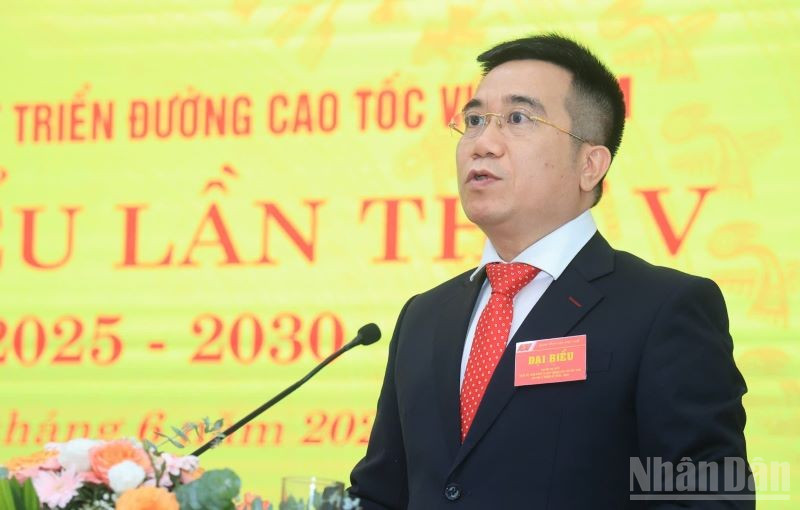 Đồng chí Trương Việt Đông, Bí thư Đảng ủy, Chủ tịch Hội đồng thành viên VEC phát biểu ý kiến. ndo_br_gen-o-ong-tr-v-dong.jpg
