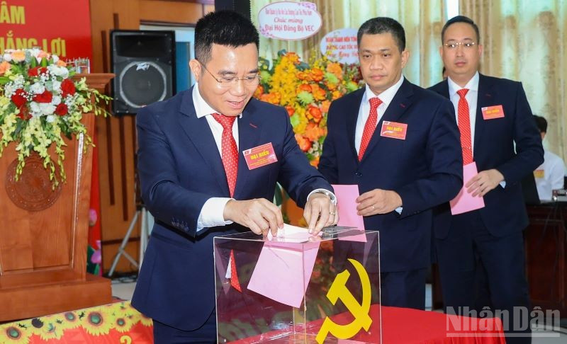Các đại biểu bầu Ban Chấp hành Đảng bộ VEC nhiệm kỳ 2025-2030 gồm 11 đồng chí, đồng chí Trương Việt Đông, Chủ tịch Hội đồng thành viên VEC được tín nhiệm bầu giữ chức Bí thư Đảng ủy Tổng Công ty. ndo_br_gen-h-bau.jpg