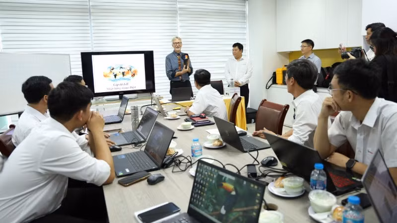 Ông Ron Newport, Nhà sáng lập Học viện ảnh nhiệt IRT đang giảng bài cho các kỹ sư.