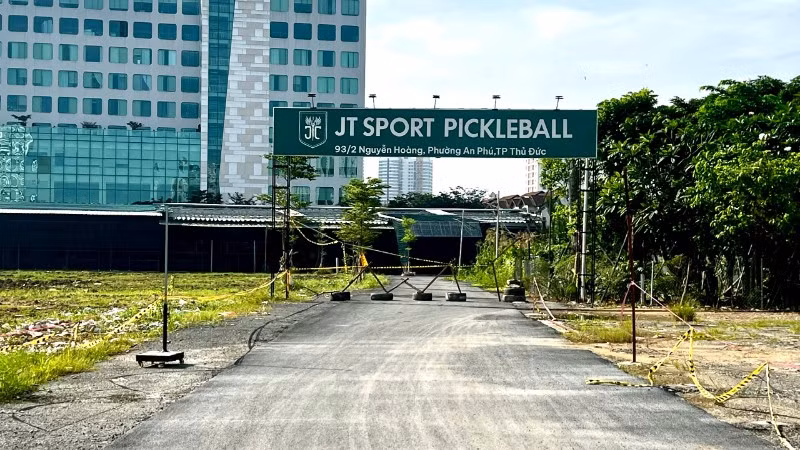 Một sân thể thao tạm ngừng hoạt động sau đợt kiểm tra của đoàn công tác liên ngành phường Bình Trưng. 