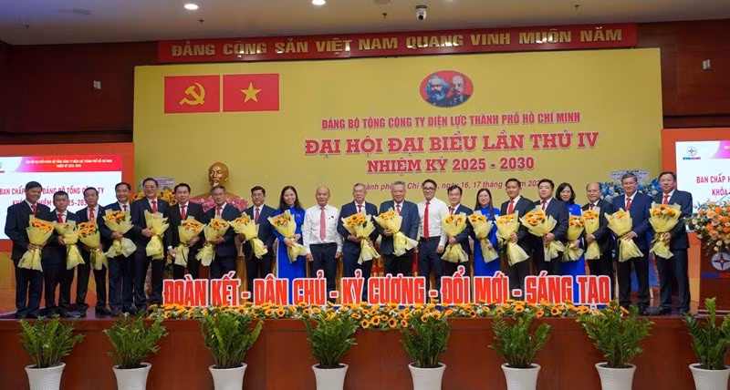 Ban Chấp hành Đảng bộ Tổng Công ty Điện lực Thành phố Hồ Chí Minh ra mắt Đại hội. (Ảnh: EVNHCMC)