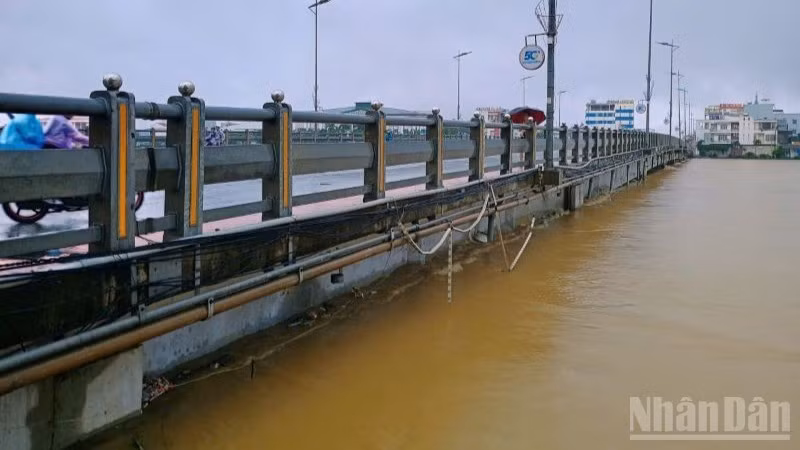 Nước lũ đã chạm dầm cầu Châu Ổ (lý trình Km1036+ 261 tuyến quốc lộ 1 qua địa bàn xã Bình Sơn, tỉnh Quảng Ngãi), uy hiếp an toàn công trình.