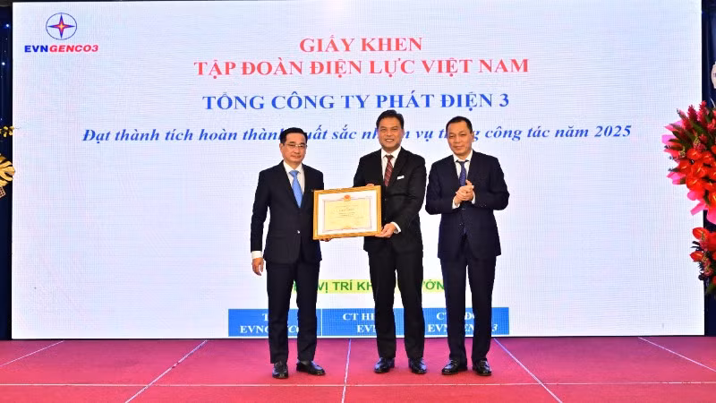 Ông Đặng Hoàng An, Bí thư Đảng ủy, Chủ tịch Hội đồng thành viên EVN trao giấy khen của EVN cho Tổng Công ty Phát điện 3.