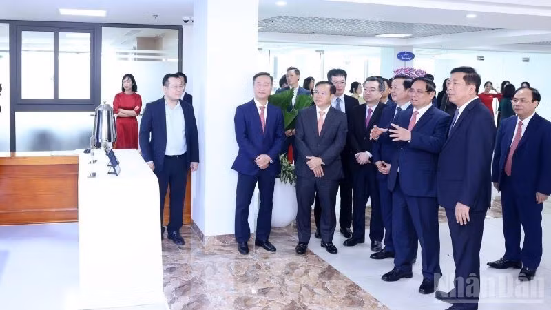ndo_br_ttg-pham-minh-chinh-tham-quan-hinh-anh-cac-he-thong-cntt-cua-bxd-6689.jpg