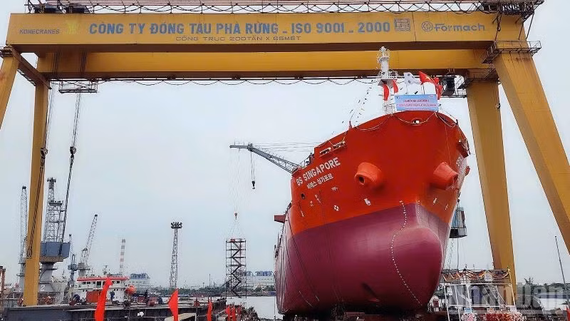 Tàu chở dầu/hóa chất số 5 trước giờ hạ thủy.