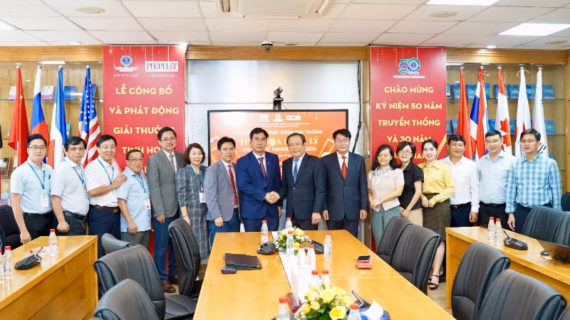 Đại diện hai đơn vị tại lễ công bố. (Ảnh: THUẬN VĂN)