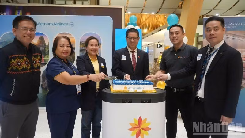 ndo_br_vietnam-airlines-da-thuc-hien-cat-banh-khai-truong-duong-bay-thang-han-ceb-voi-su-tham-du-cua-ong-lai-thai-binh-dai-su-viet-nam-tai-philippines-dai-dien-bo-du-lich-philippine-va-nha-chuc-trach-san-bay-cebu-2572.jpg