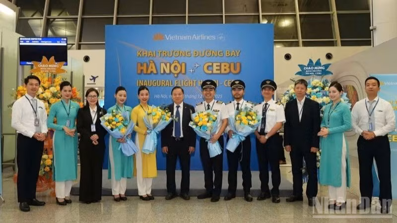 Tổ bay của Vietnam Airlines trên chuyến bay Hà Nội-Cebu.