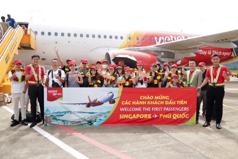 Vietjet chào đón những hành khách đầu tiên trên chuyến bay từ Singapore đến Phú Quốc. a1.jpg