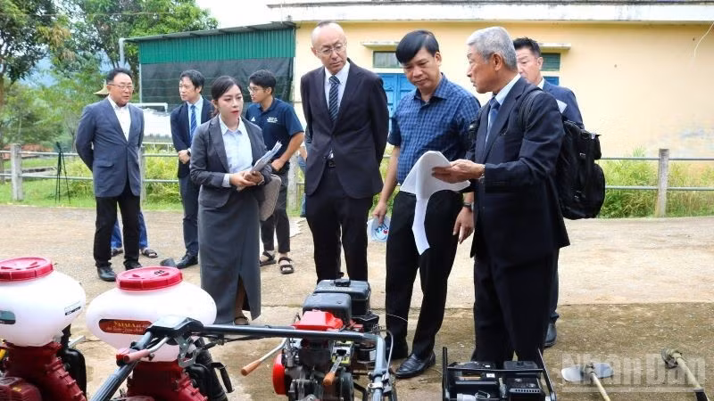 Cơ quan Hợp tác Quốc tế Nhật Bản (JICA) phối hợp Hợp tác xã Farmers’Co-op của Nhật Bản bàn giao thiết bị nông nghiệp dùng cho canh tác tỏi cho nông dân xã Na Ngoi.