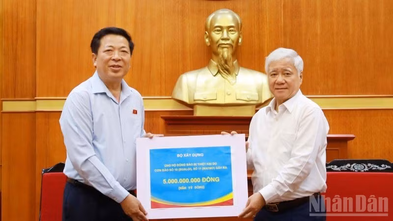 Bộ trưởng Xây dựng Trần Hồng Minh (trái) trao 5 tỷ đồng ủng hộ đồng bào lũ lụt qua Ủy ban Trung ương Mặt trận Tổ quốc Việt Nam.