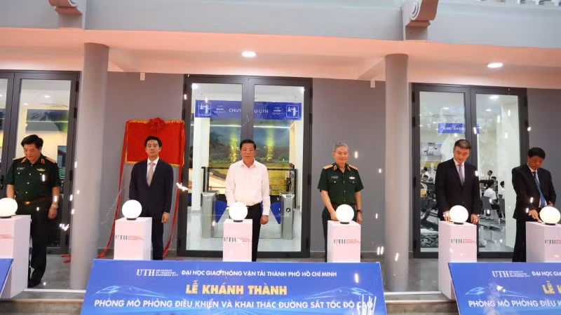 Bộ trưởng Xây dựng Trần Hồng Minh (áo trắng) dự Lễ khánh thành Phòng mô phỏng điều khiển và khai thác đường sắt tốc độ cao tại UTH.