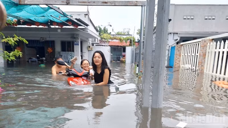 Ngập lụt khiến đời sống dân sinh bị tác động rất lớn. 
