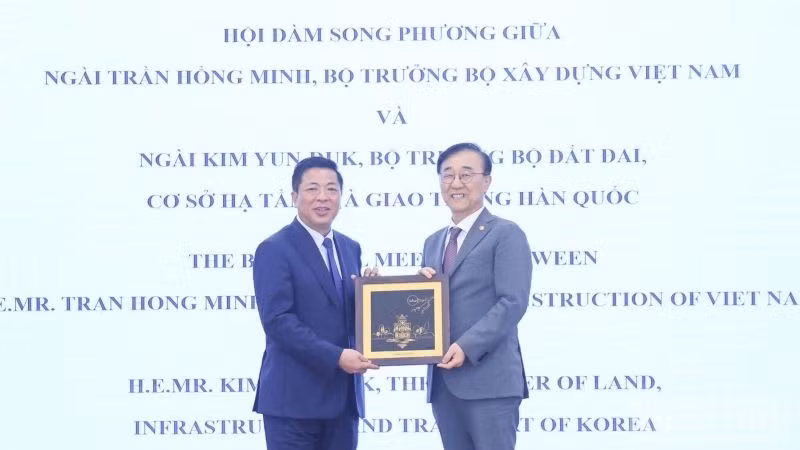 Bộ trưởng Xây dựng Trần Hồng Minh trao quà lưu niệm cho Bộ trưởng MOLIT Kim Yun-duk.