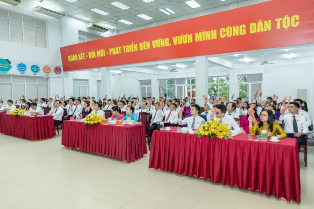 Các đại biểu biểu quyết thông qua Nghị quyết Đại hội nhiệm kỳ 2025-2030. 3-4122.jpg