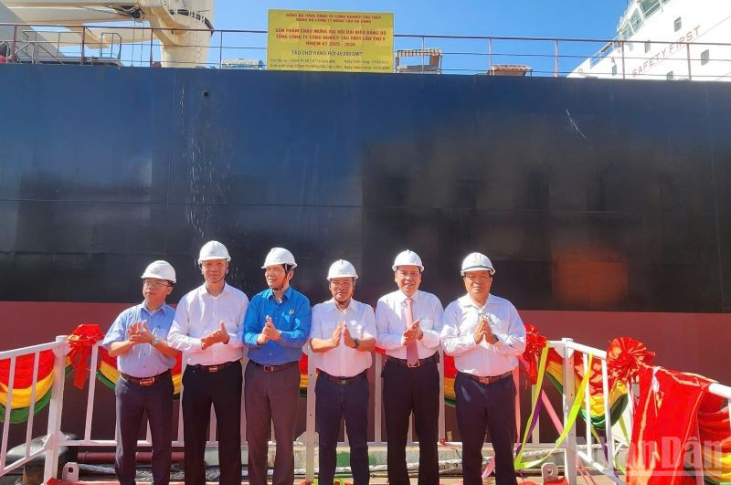 Gắn biển chào mừng Đại hội Đảng bộ Tổng Công ty Công nghiệp tàu thủy cho sản phẩm tàu chở hàng rời 45.000DWT do Công ty Đóng tàu Hạ Long thi công. ndo_br_gen-h-hl.jpg