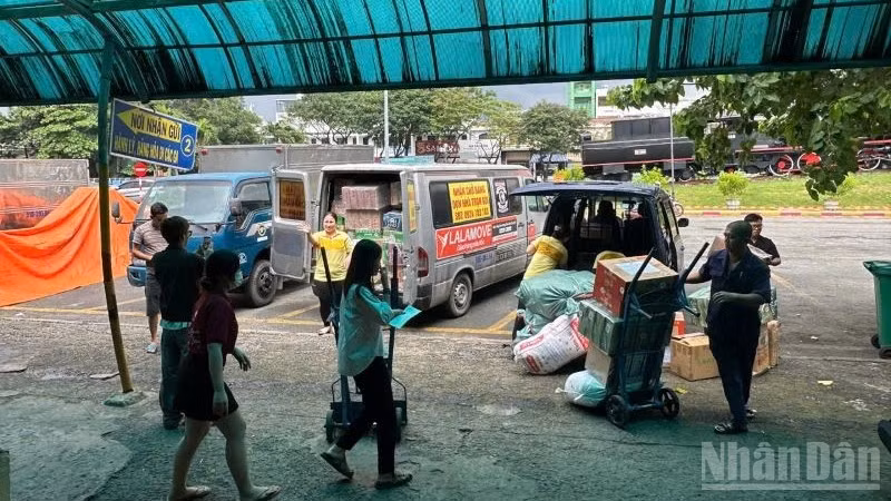 Tổng Công ty Đường sắt Việt Nam tiếp tục triển khai chương trình vận chuyển miễn phí hàng hóa cứu trợ cho các tỉnh miền trung đang chịu thiệt hại nặng do mưa lũ.