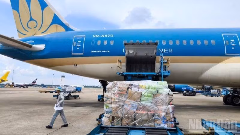 Hãng hàng không Vietnam Airlines miễn toàn bộ cước vận chuyển, phụ thu nhiên liệu và các khoản phí liên quan, đồng thời được ưu tiên xếp tải hàng hóa hỗ trợ đồng bào bão lụt miền trung trên các chuyến bay của hãng.