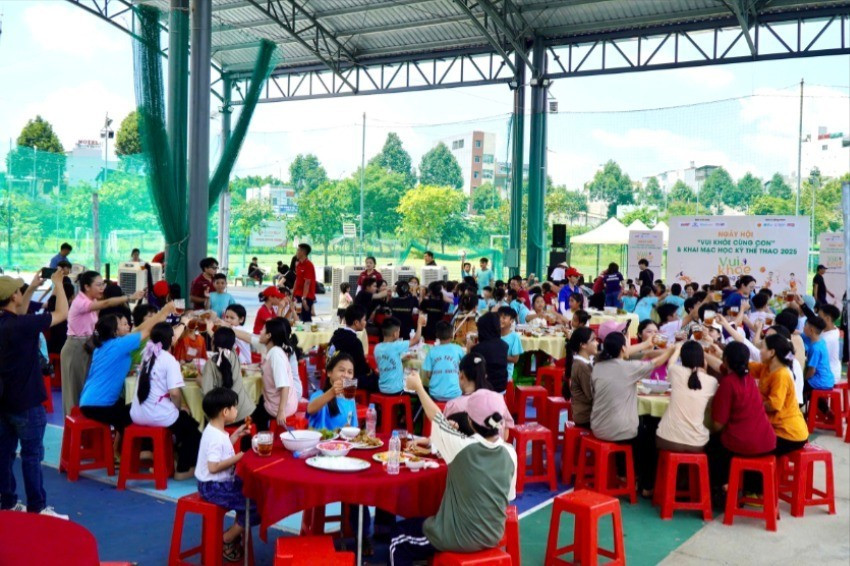 Các em nhỏ tham gia bữa ăn dinh dưỡng sau buổi trải nghiệm các hoạt động thể thao. (Ảnh: DUYÊN BÙI) 54da4b26324d8613df5c2-4980.jpg