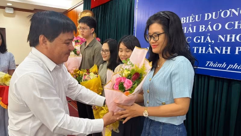 Nhà báo Lê Vũ Quý Hiền, Cơ quan đại diện Báo Nhân Dân tại khu vực miền nam nhận khen thưởng từ đại diện lãnh đạo cơ quan báo chí.