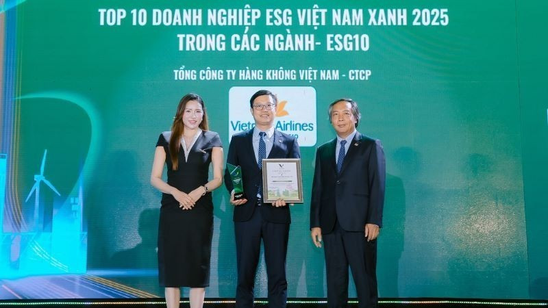 Ông Lê Trọng Minh, Phó Tổng Biên tập Báo Tài chính-Đầu tư (phải); ông Đỗ Đông Hưng, Trưởng ban Truyền thông Vietnam Airlines (giữa) và bà Trần Thị Ngọc Hà, Giám đốc VietResearch (trái) chụp ảnh lưu niệm. ong-le-trong-minh-pho-tong-bien-tap-bao-tai-chinh-dau-tu-phai-ong-do-dong-hung-truong-ban-truyen-thong-vietnam-airlines-giua-ba-tran-thi-ngoc-ha-giam-doc-vietresearch-trai-chup-anh-luu-niem-2101-5085-5010.jpg