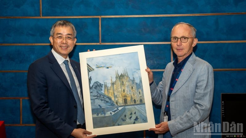 Chủ tịch Hội đồng quản trị Vietnam Airlines Đặng Ngọc Hòa nhận quà lưu niệm từ đối tác Italy nhân sự kiện khai trương đường bay thẳng Hà Nội - Milan. ndo_br_4-chu-tich-hdqt-vietnam-airlines-dang-ngoc-hoa-nhan-qua-luu-niem-tu-doi-tac-italy-nhan-su-kien-khai-truong-duong-bay-thang-ha-noi-milan-8395.jpg