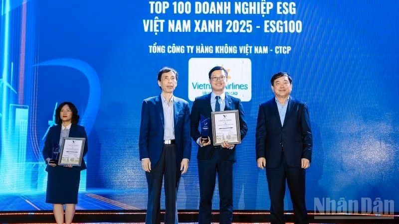 Tiến sĩ Võ Trí Thành, Giáo sư, Tiến sĩ Trần Thọ Đạt trao giải Tốp 100 ESG Việt Nam Xanh 2025 cho đại diện Vietnam Airlines.
